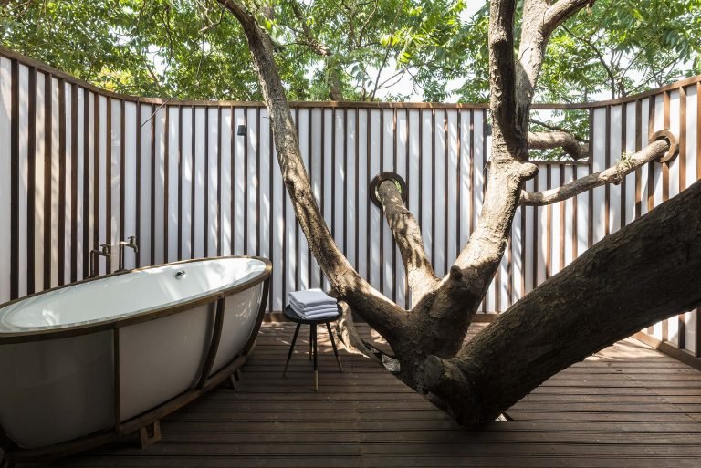 treehouse villa open to sky bathroom
